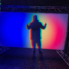 Mike tanzt Techno.