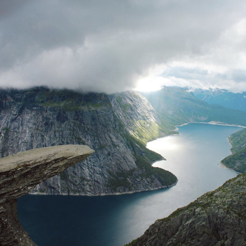 ‎⁨اللَّهُ لَطِيفٌ بِعِبَادِهِ ⁩