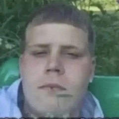>_<