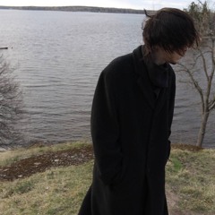 赤みがかった暗い色調