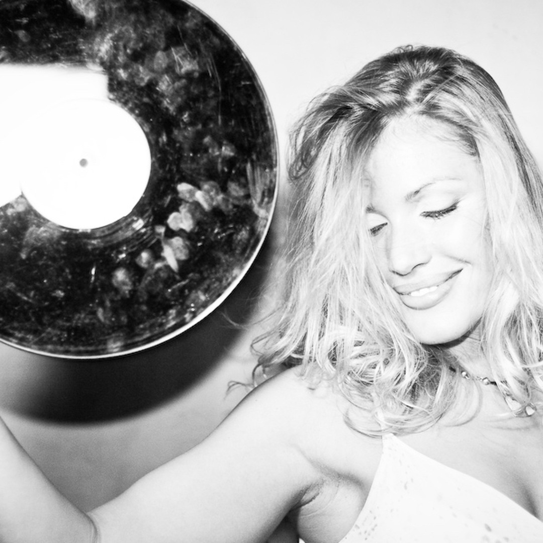 Әдемі студент Наташа алғаш рет анальді секс жасап көреді