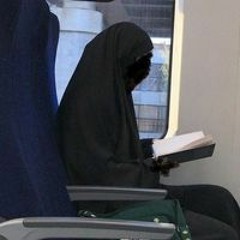 عائشة اليدري