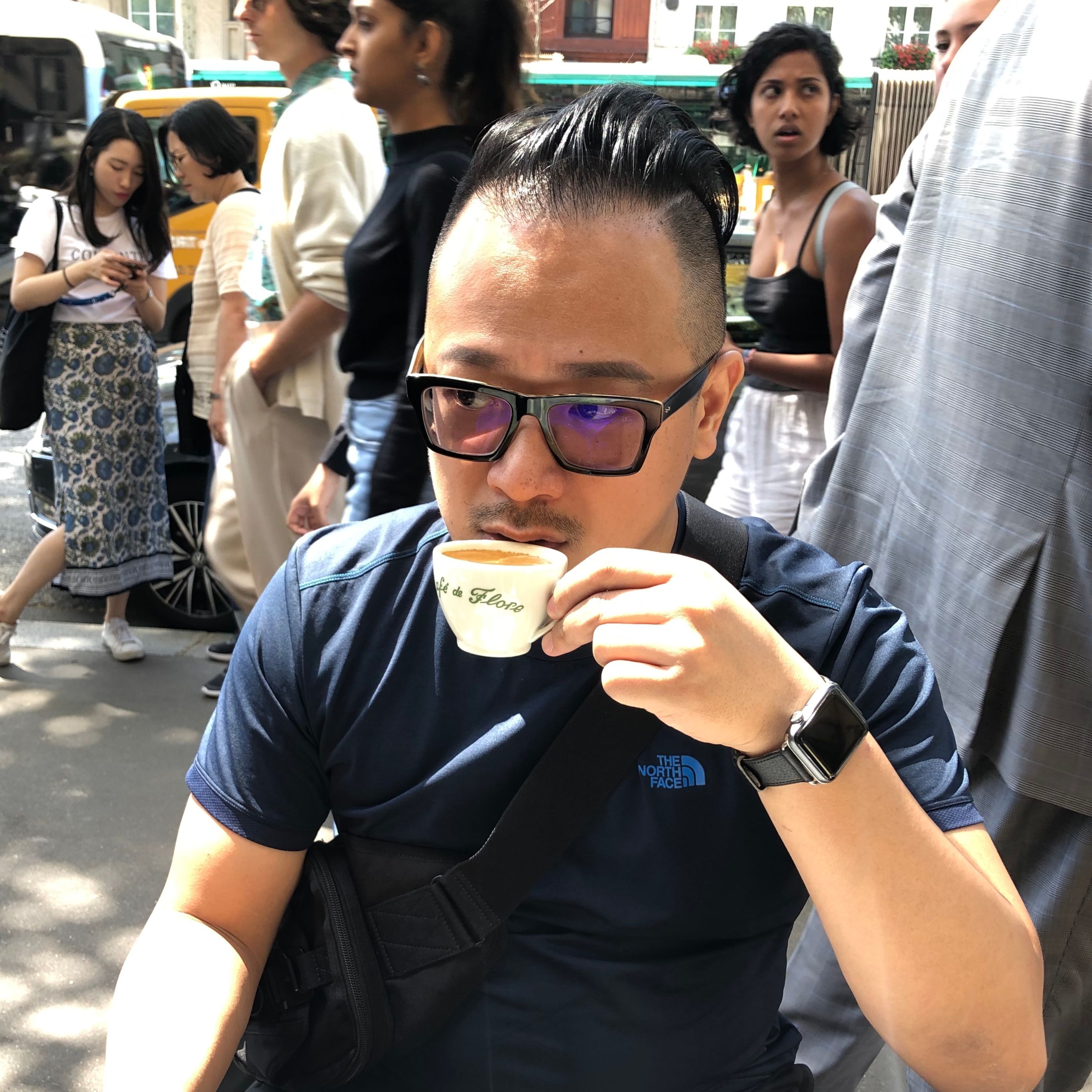 小廢妮上酒店