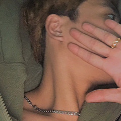 tay dang rộng xin khoan hồng