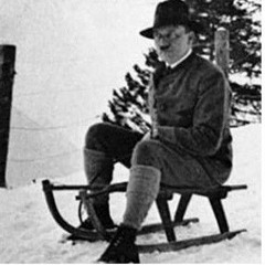 Hitler auf einem Schlitten