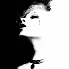 ☨