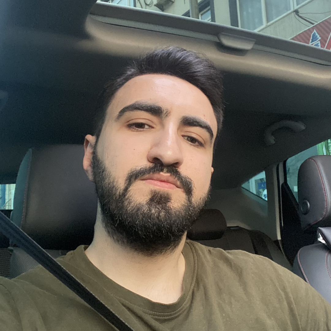 Ikki qizgin kaltaklar navbatma-navbat odamning xoroziga minadilar