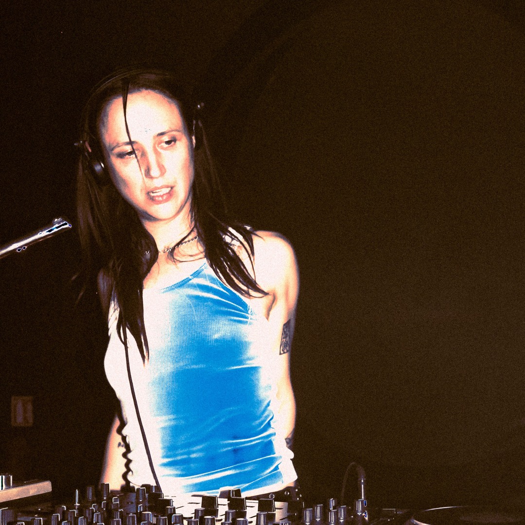 Bella Sarris DJ photo