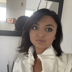 Elena Hin.