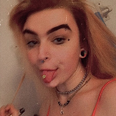 carley 🍄✨