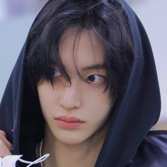 ≽^-⩊-^≼