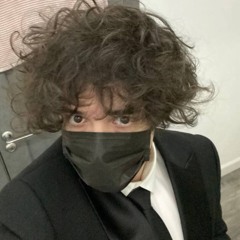 ︎