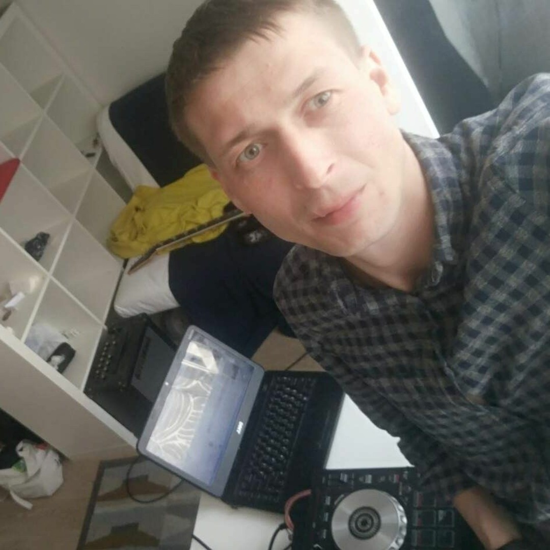 Диджей фото. Фотосессия для диджея. Диджей за пультом. Диджей акоп. Мужик диджей.