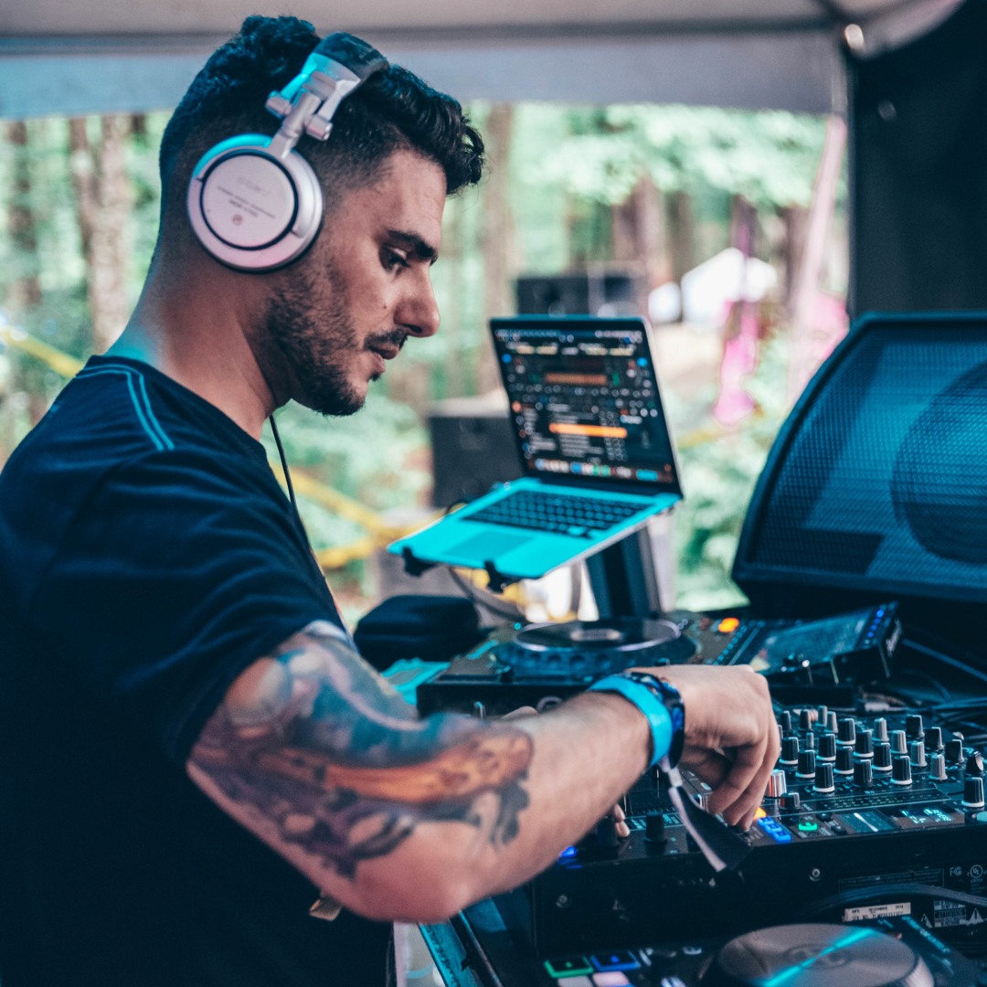 Bay DJ kulaklıkla
