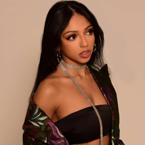 Певица найт. Ишани найт шьямалан. Бхавна васвани. Saleka певица. Ishana night shyamalan.