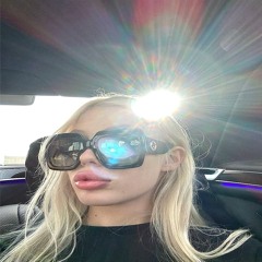 shelovesswitchblades