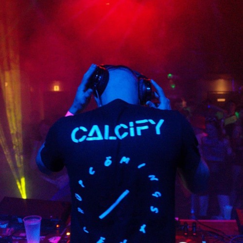 CALCIFY - Bass In The Speakers