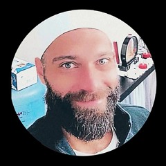 ﷺولأنني هائمٌ في حبِ محمدﷺفأنا عاشقٌ لا يرتويﷺ