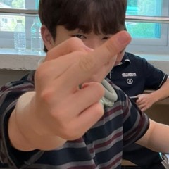 톰.