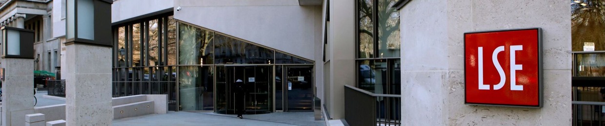 Үлкен мүшесі бар жалаңаш бодибилдинг жігіттері