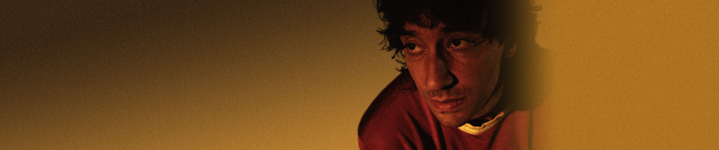 Albert Hammond Jr. joga xadrez com a morte no videoclipe de Caught By My  Shadow 