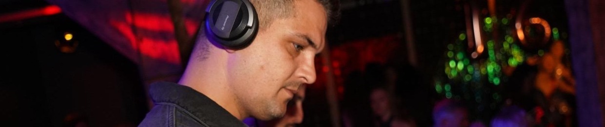 DJ TRAXTER
