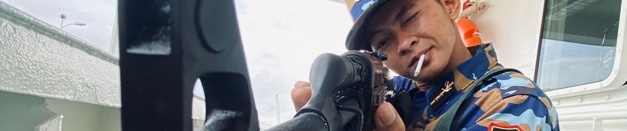 Đại Tá nghe nhạc tẩm đá